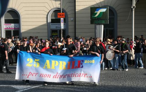 L'avvio del corteo dalla stazione di Aosta