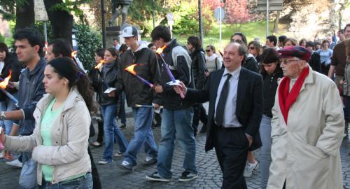 Il corteo in via Conseil des Commis