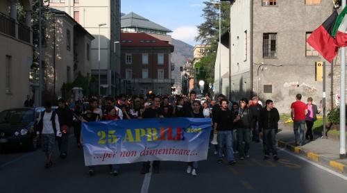 Il corteo in via Festaz