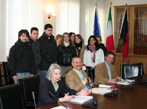 Il Consigliere segretario, Ugo Venturella (al centro), insieme alla Direttrice e al Vice presidente dellIstituto storico della resistenza, Silvana Presa e Raimondo Donzel. Dietro, una delegazione degli studenti che hanno avuto la possibilità di visitare il Campo di Sterminio di Auschwitz