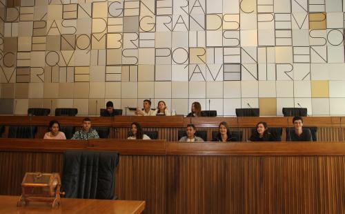 Il gruppo durante la visita all'aula consiliare