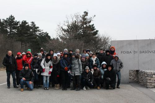 Il gruppo di 37 studenti alla Foiba di Basovizza