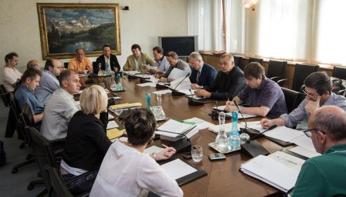 I Commissari insieme al Presidente della Regione, Augusto Rollandin, e all'Assessore al bilancio, finanze e patrimonio, Ego Perron