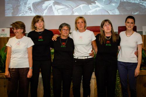 Le donne del vino. Da sinistra: Daniela Dellio della "D&D" di Aosta, Gabriella Minuzzo dell'azienda "Minuzzo" di Challand-Saint-Victor, Fernanda Saraillon de "L'Atoueyo" di Aymavilles, Bruna Cavagnet della "Maison Anselmet" di Villeneuve, Elvira Rini de "Di Barrò" di Saint-Pierre, Eleonora Charrère de "Les Crêtes" di Aymavilles 