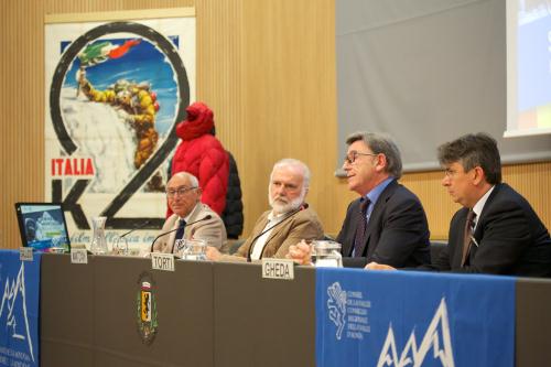I relatori. Da sinistra a destra: Arrigo Gallizio (Presidente della Società delle guide alpine di Courmayeur), Roberto Mantovani (storico dell'alpinismo), Vincenzo Torti (Vicepresidente del CAI) e Paolo Gheda (Direttore scientifico del Museo Duca degli Abruzzi)