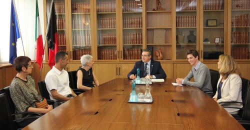 Da sinistra: la Presidente del Centro locale di Intercultura, Viviana Lettry, il Consigliere Claudio Restano, la Responsabile raccolta fondi regione Piemonte della Fondazione Intercultura, Claudia Chiaperotti, il Presidente del Consiglio, Marco Viérin, il vincitore del premio, Pietro Laurent Signò, e la mamma Michela Catozzo