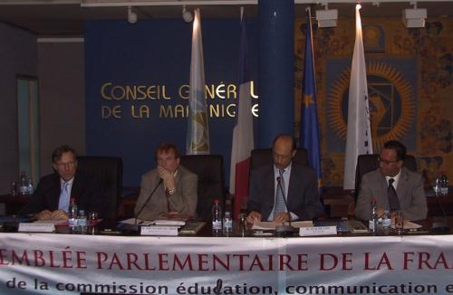 Un momento della riunione. A destra, il Presidente del Consiglio Valle e della Commission de l'éducation, de la communication et des affaires culturelles, Ego Perron