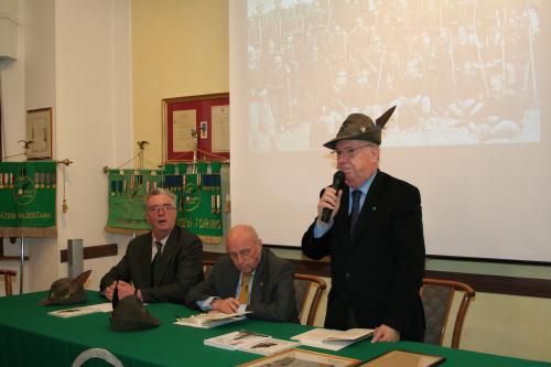 Remo Gobetto (Presidente uscente della sezione regionale Ana) durante il suo discorso