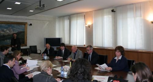 I relatori insieme ai giornalisti nella sala commissioni del Consiglio regionale