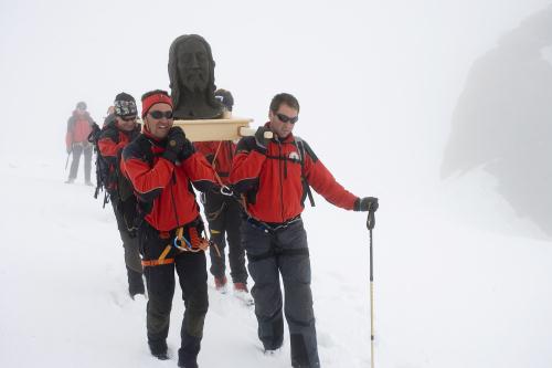 La processione della testa del Cristo verso Gressoney