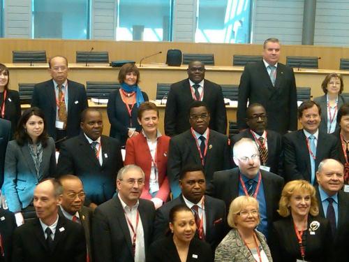I partecipanti ai lavori della Commission de léducation, de la communication et des affaires culturelles