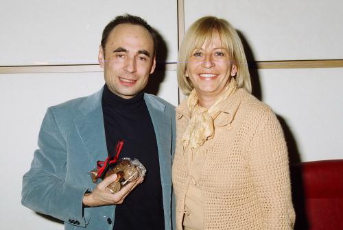 Il fisico Fabio Truc, moderatore della serata, insieme alla Consigliera regionale Adriana Viérin