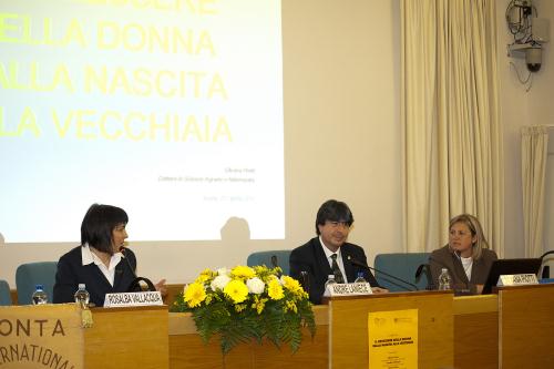 Il Vicepresidente del Consiglio André Lanièce introduce la conferenza