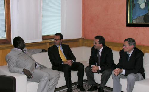 L'incontro nell'ufficio del Presidente. Da sinistra: il sindaco Khalifa Niasse, il Presidente Ego Perron, il sindaco di Aosta, Guido Grimod, e il Presidente del Consiglio comunale aostano, Renato Favre