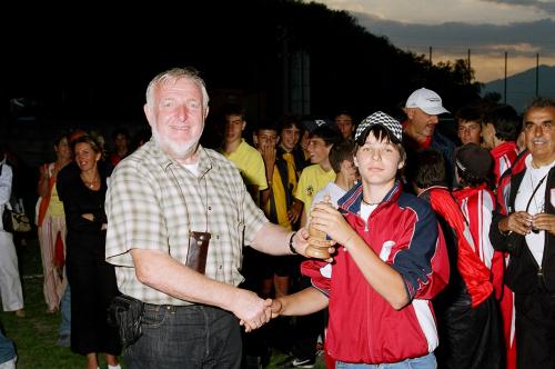 Il Consigliere Giuseppe Cerise insieme a un giovane calciatore