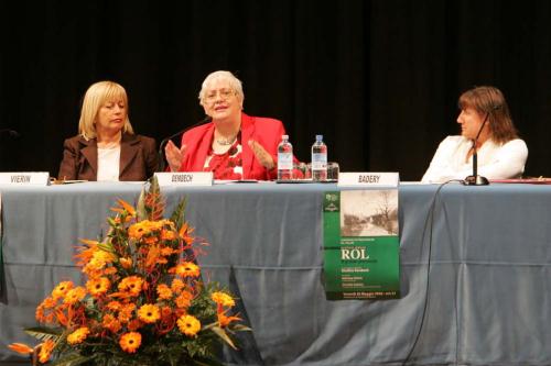 La conferenza. Al centro, l'autrice, a sinistra, la Consigliera regionale Adriana Viérin e, a destra, il presidente della biblioteca comunale di Pont-Saint-Martin, Ornella Badery