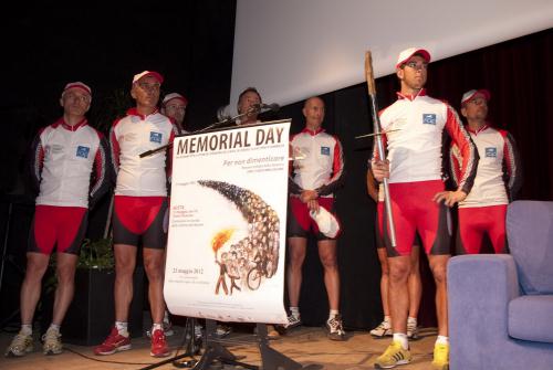 I ciclisti-tedofori della Polizia di Stato pronti a partire alla volta di Roma, terza tappa del percorso ciclistico della Memoria da Lione a Palermo