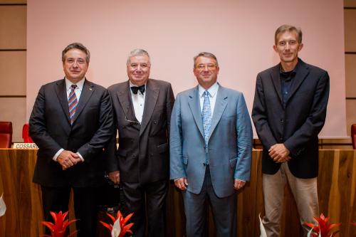 Foto di gruppo insieme all'editore