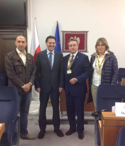 La delegazione valdostana con il Presidente internazionale dell'APF, Paul McIntyre
