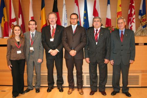 Il Presidente della Commission de l'éducation, de la communication et des affaires culturelles de lAPF, Ego Perron, con i consiglieri Marco Fey, Giulio Fiou e Roberto Vicquéry e due studenti valdostani, Sonia Agnesod e Alex Concolato