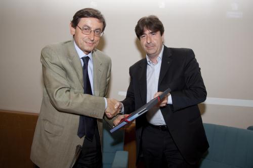 Il Vice Presidente del Consiglio André Lanièce omaggia il dottor Edo Bottacchi con un libro