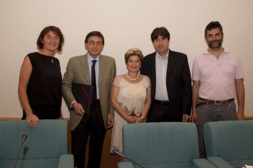 Foto di gruppo con i relatori della serata
