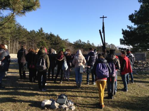 I ragazzi davanti alla croce innalzata alla Foiba di Basovizza