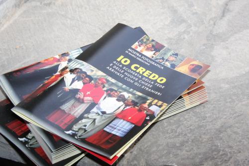 Il catalogo della mostra fotografica Io credo. Alla scoperta della fede e delle nuove Chiese arrivate con gli stranieri di Mario Rebeschini