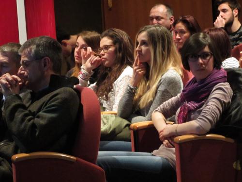 Giovani ragazze tra il pubblico