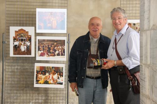 Due visitatori della mostra