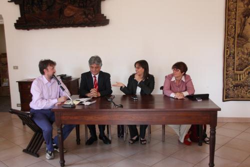 La conferenza "L'informazione ecclesiale e il mondo della rete". Fabrizio Favre (Presidente dell'Ucsi VdA) con il direttore del quotidiano AostaOggi, Marco Camilli, la fondatrice di 12vda, Elena Meynet, e il direttore di AostaSera, Nathalie Grange