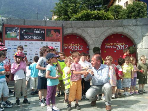 Il Vice Presidente del Consiglio Albert Chatrian consegna una coppa ad uno dei bimbi presenti alla manifestazione