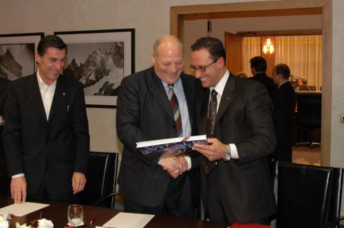 Un dono al Presidente Durnwalder