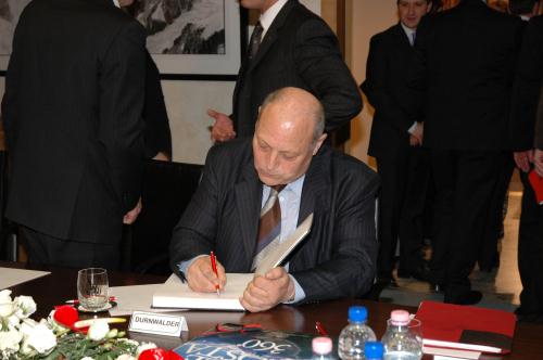 Il Presidente della Provincia di Bolzano firma il libro d'oro del Consiglio Valle