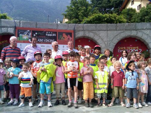 Il Vice Presidente del Consiglio Albert Chatrian fra i bimbi premiati