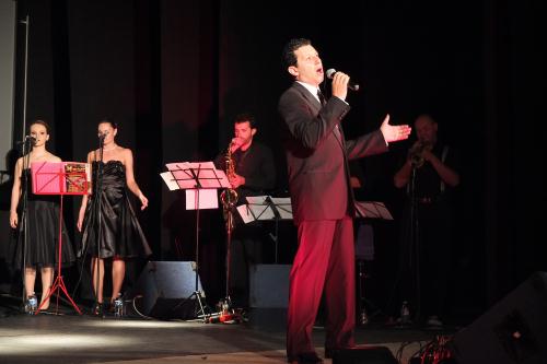 Patrick Mittiga accompagnato da Laura Mainini e Elena Costescu ai cori, Simone Arlorio al sax e Marco Vezzoso alla tromba