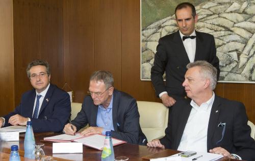 Sottoscrizione del documento approvato a sostegno delle ragioni della specialità