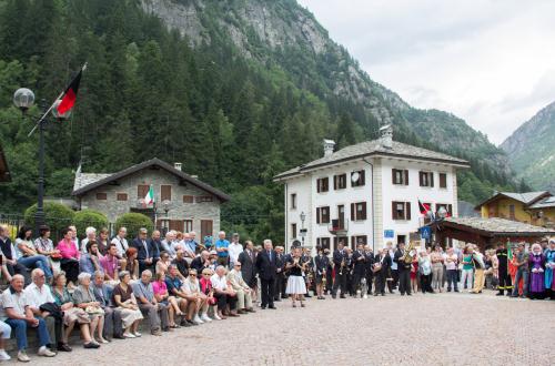 Il folto pubblico accorso per festeggiare lanniversario del Comune