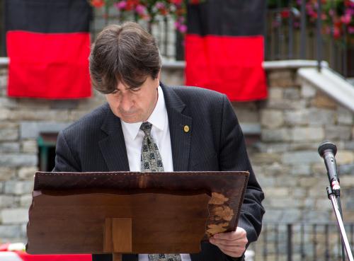 Il Vice Presidente del Consiglio André Lanièce appone la propria firma sul libro dedicato