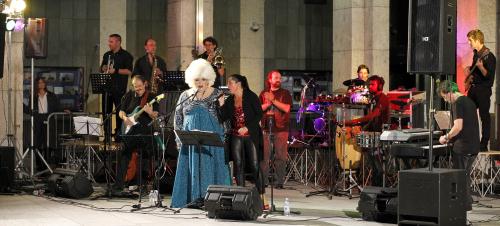 Platinette canta insieme ai Carisma