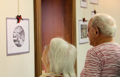 Due visitatori assorti davanti a una immagine esposta