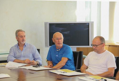 A partire da sinistra: il Vicepresidente del Consiglio, Andrea Rosset, il Presidente dell'Unione valdostana guide alta montagna, Guido Azzalea, e il Presidente dell'Associazione guide escursionistiche della Valle d'Aosta, Flavio Dalle