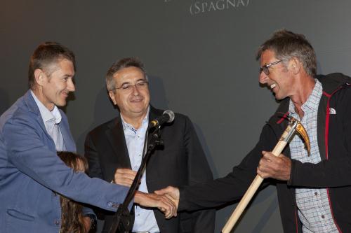 La consegna del premio a Alunn Hugues 