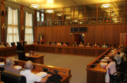 Gli emigrati nell'aula consiliare
