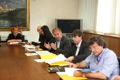 Da sinistra: Emanuela Lagnier (co-direttore artistico del Festival degli organo), i Consiglieri segretari Rigo e Rini, i Vice Presidenti Chatrian e Lanièce, lAssessore regionale al turismo Marguerettaz