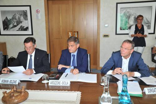 Da sinistra: il Presidente del Consiglio della Provincia autonoma di Bolzano, Thomas Widmann, il Presidente dell'Assemblea legislativa siciliana, Giovanni Ardizzone, e il Presidente del Consiglio della Provincia autonoma di Trento, Bruno Dorigatti