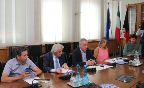 I relatori. Da sinistra: il Presidente e il Direttore della Fondazione Clément Fillietroz, Roberto Crétier e Enzo Bertolini, il Vicepresidente del Consiglio Valle Andrea Rosset, la Consigliera Segretario Chantal Certan e il Coordinatore della ricerca scientifica dell'Osservatorio astronomico, Paolo Calcidese