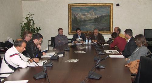 La conferenza stampa. Al centro: Diego Pession, Presidente della Fédérachòn Valdotèna di Téatro populèro, il Consigliere segretario Laurent Viérin e il Vicepresidente del Consiglio Roberto Nicco