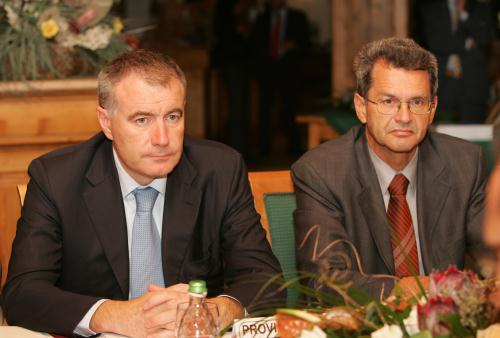 Il Presidente del Consiglio provinciale di Trento, Giacomo Bezzi (a sinistra), e il rappresentante della Provicia autonoma di Bolzano, Hubert Peintner (a destra)