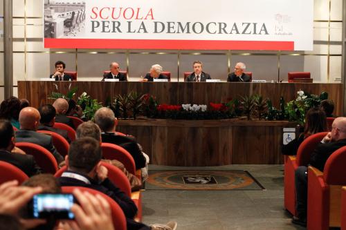 L'avvio dei lavori. Da sinistra: Nicola Chionetti (Coordinatore nazionale ANCIGiovani), il Presidente Augusto Rollandin, Luciano Violante (Presidente italiadecide), il Présidente Marco Viérin, Alessandro Palanza (Vicepresidente e Direttore delle Scuole di italiadecide)